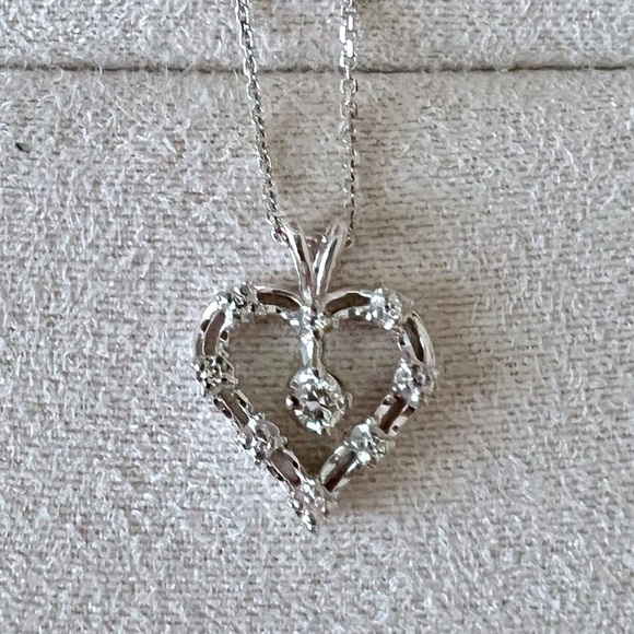 💎 14 Karat Gold Diamond Heart Necklace 💎 - Picture 3 of 4